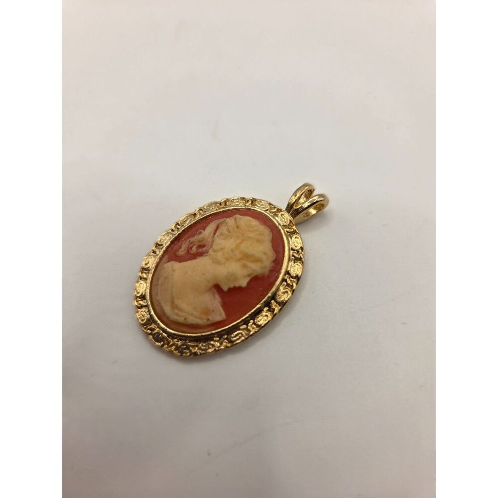 1780. Vintage Gold-Tone Cameo Pendant